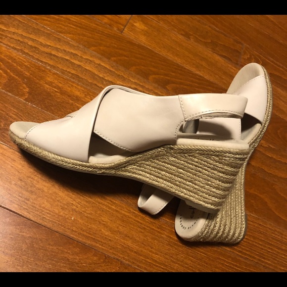 Band new wedge sandal - Picture 3 of 3